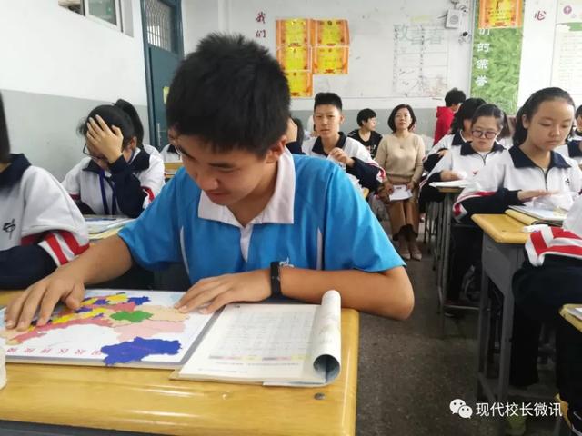「直通校園」太原市教科研中心對萬柏林區(qū)實驗中學(xué)?！端季S導(dǎo)圖在地理生物教學(xué)中的應(yīng)用》課題進行中期評估
