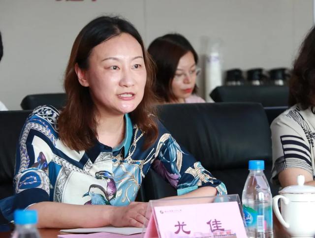 潛心課題研究同心筑夢(mèng)，提升育人質(zhì)量再譜華章（教研引領(lǐng)謀新篇,凝心聚力求發(fā)展）