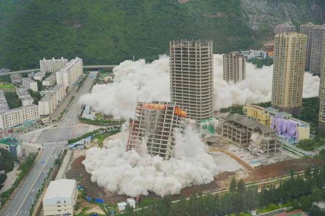 5棟高樓集中爆破，已投入數(shù)億元，為何不在原有工程上續(xù)建？（15棟爛尾7年的高樓宣布爆破拆除）"