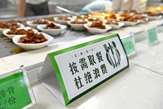 公務(wù)員食堂中的“隱藏福利”，葷素搭配2元錢，還能打包帶走（公務(wù)員食堂飯菜）