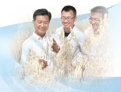 任長忠?guī)ьI(lǐng)團隊開展科研攻關(guān)——破譯裸燕麥基因密碼（講述·弘揚科學家精神）