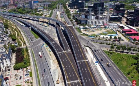 雙向6車道，全長1.6公里，楊高中路改建雙“人”字形高架跨線橋主線通車